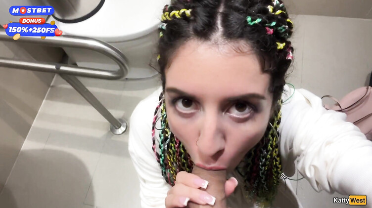 Любительское порно: Русская отсосала в туалете торгового центра и ходит со спермой на лице