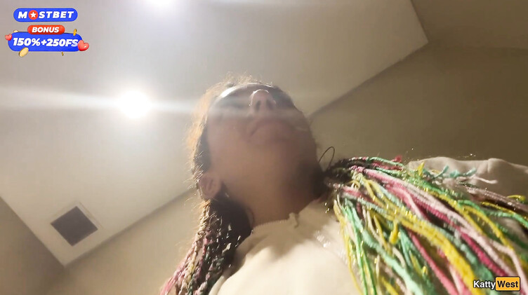 Русская отсосала в туалете торгового центра и ходит со спермой на лице