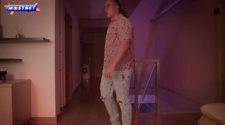 Стоячие сиськи: Мама друга спалила, как я дрочу, пришлось ее выебать