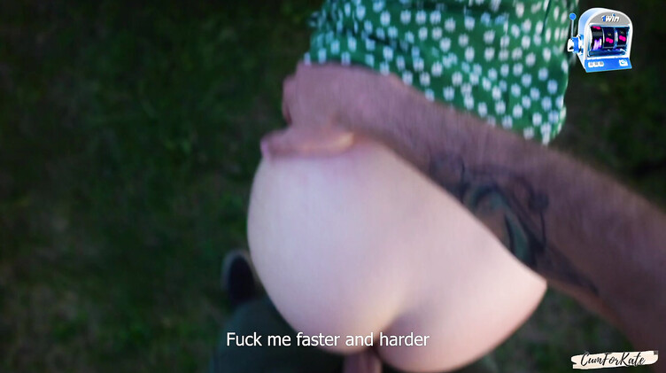 С разговорами: Отодрал давалку в коротком платье на капоте авто на пикнике