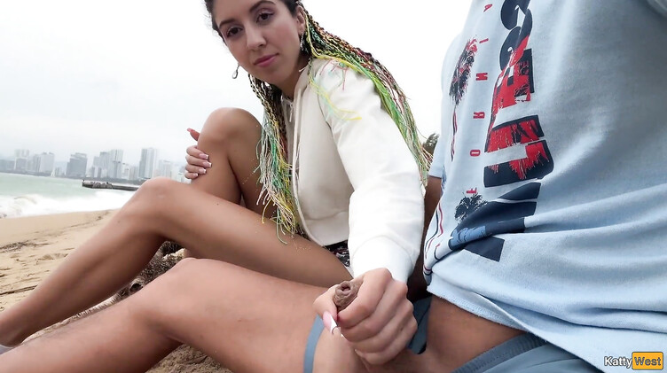 Любительское порно: Katty West спалила вуайериста-дрочуна на пляже и помогла ему кончить