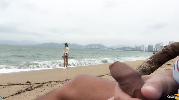 Любительское порно: Katty West спалила вуайериста-дрочуна на пляже и помогла ему кончить