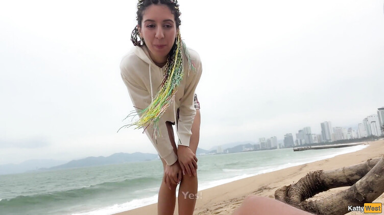 Подглядывание: Katty West спалила вуайериста-дрочуна на пляже и помогла ему кончить