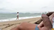 вуайерист подрачивает хуй на пляже