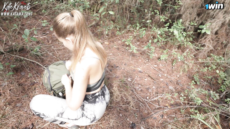 Девушка гид отсасывает яд из члена туриста в лесу