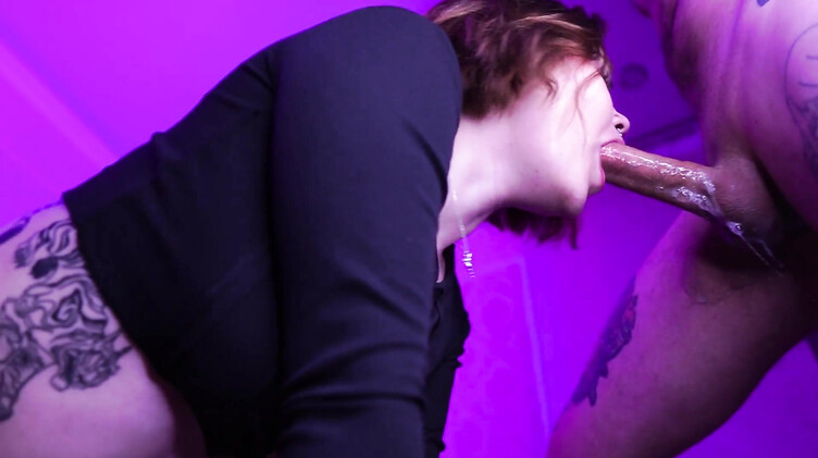 Глубокий минет: Молодая россиянка глубоко сосет без рук, брызгая слюнями