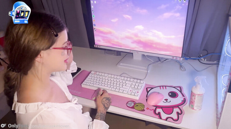 Русское порно: Программист проверяет хуем глотку и пизду ламерши в юбке