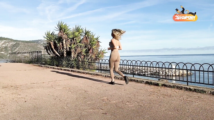 Спортсменка с силиконовыми сиськами ебется с незнакомцем после пробежки