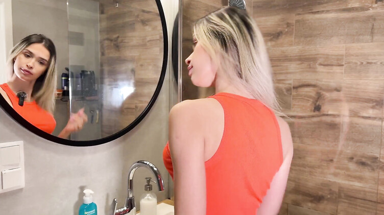 Большие сиськи: Насадил на кривой хуй минетчицу с силиконовыми сиськами