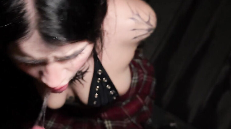 В лифчике: Татуированная готка ебется с незнакомцем в балахоне в заброшенном доме