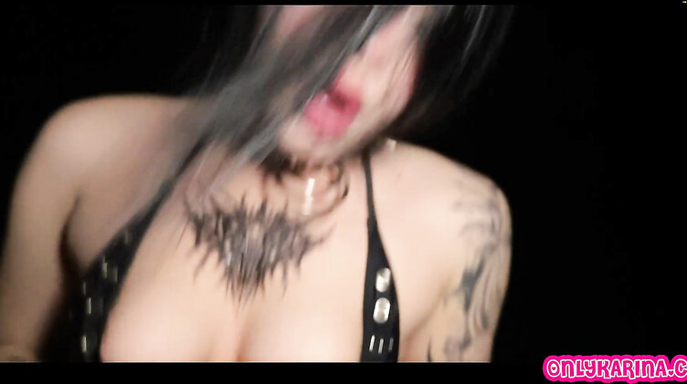 В лифчике: Татуированная готка ебется с незнакомцем в балахоне в заброшенном доме