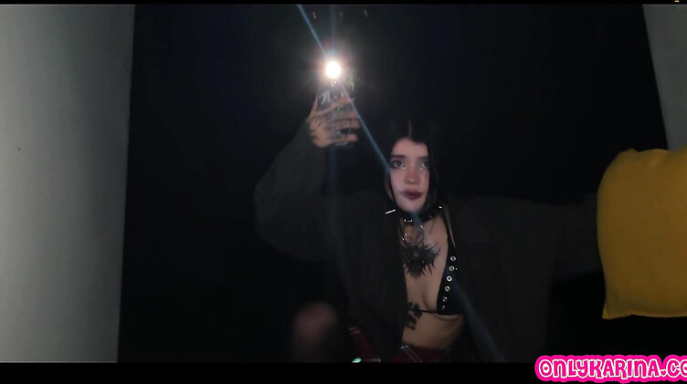 В лифчике: Татуированная готка ебется с незнакомцем в балахоне в заброшенном доме