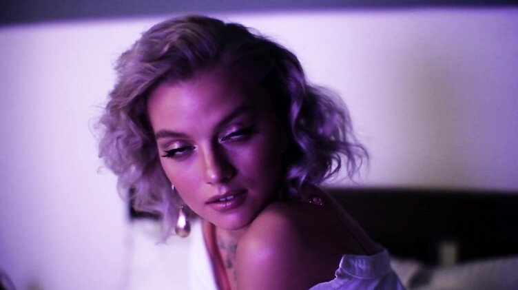 Блондинки: Красивая модель сосет и дрочит хуй двумя руками