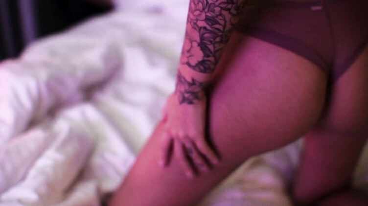 Любительское порно: Красивая модель сосет и дрочит хуй двумя руками