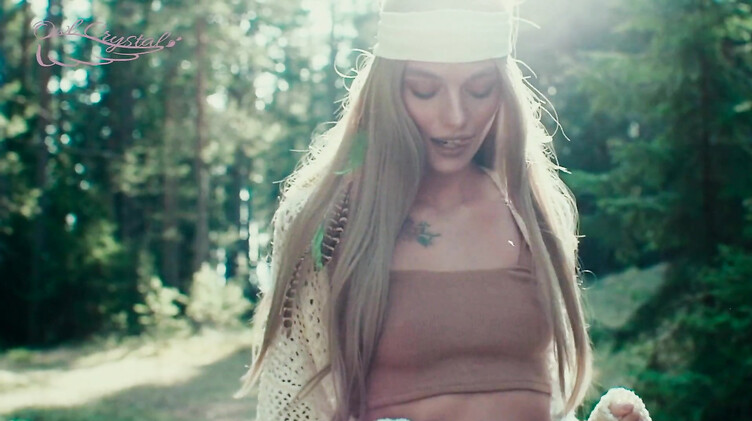 Худенькая русская хиппи курит в лесу и мастурбирует с самотыком