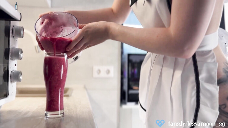 Русская служанка сосет хуй в коленно-локтевой