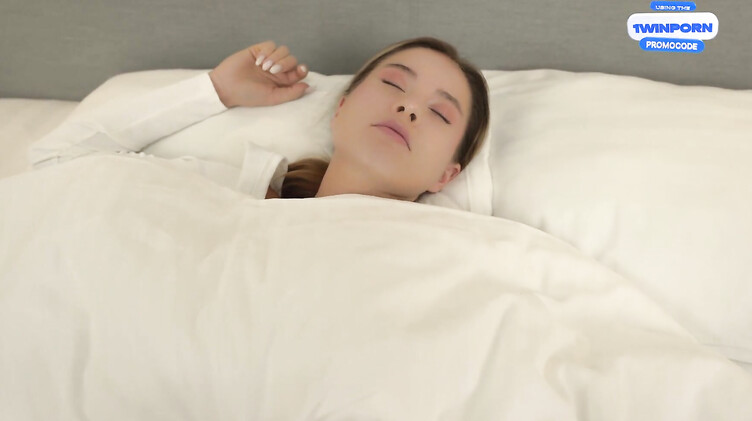 Инцест: Сестра проснулась от хуя в пизде и словила сперму брата на язык