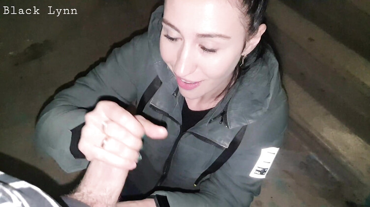 Любительское порно: Курящая брюнетка сосет хуй на лестничной клетке