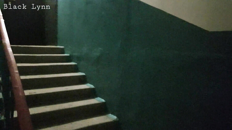 HD порно: Курящая брюнетка сосет хуй на лестничной клетке