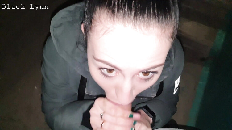 Глотает сперму: Курящая брюнетка сосет хуй на лестничной клетке