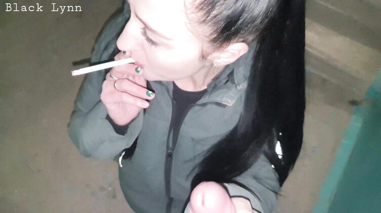 От первого лица: Курящая брюнетка сосет хуй на лестничной клетке