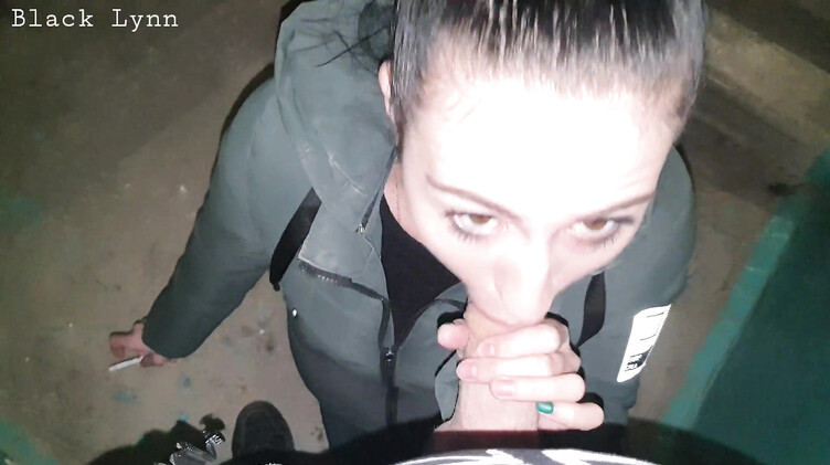 Дрочка члена: Курящая брюнетка сосет хуй на лестничной клетке