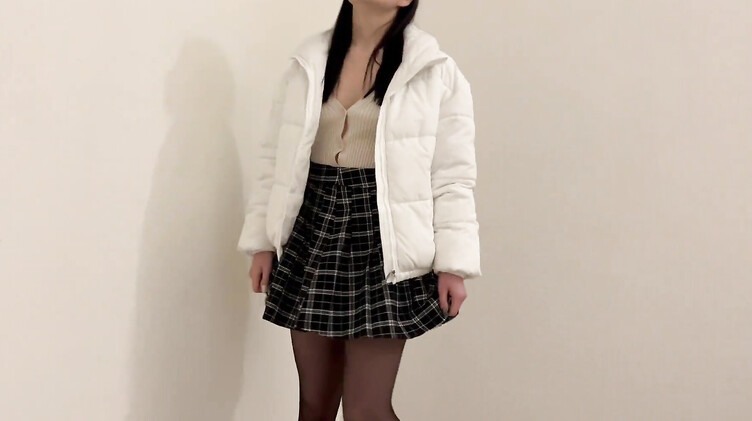 Русское порно: Сексапильная замужняя брюнетка заплатила за помощь соседу сексом в подъезде