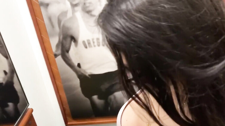 Трахнул в рот в примерочной спортивного магазина перед зеркалом