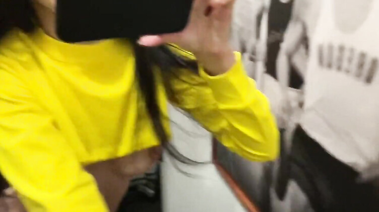 Трахнул в рот в примерочной спортивного магазина перед зеркалом