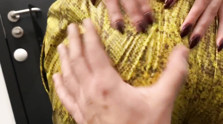 HD порно: Трахнул в рот в примерочной спортивного магазина перед зеркалом