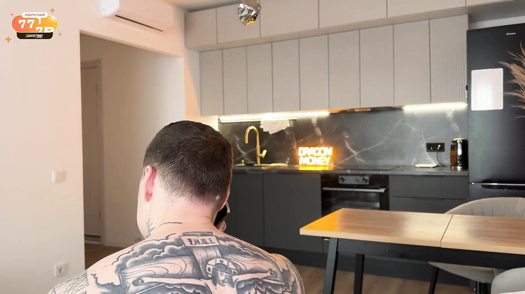 Русское порно: Сексуальная служанка в чулках стала шлюшкой для татуированного работодателя