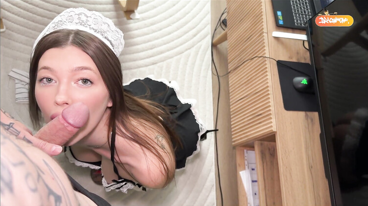 Пирсинг: Сексуальная служанка в чулках стала шлюшкой для татуированного работодателя