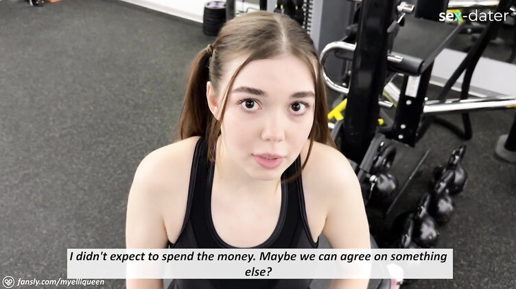 Фитоняшка глотает хуй и сперму тренера в подсобке спортзала