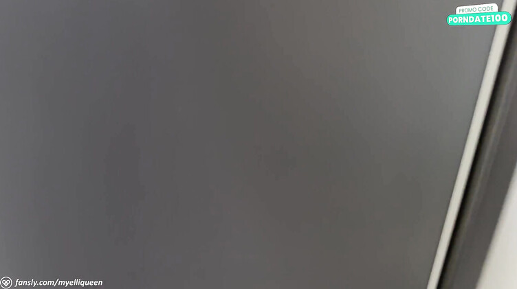 Русское порно: Фитоняшка глотает хуй и сперму тренера в подсобке спортзала