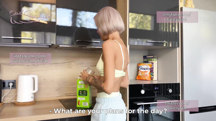 HD порно: Втирает сперму в маленькие сиськи после слюнявого отсоса