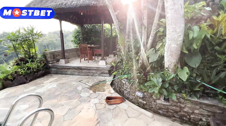 Русская риэлторша трахается с богачом, чтобы продать ему виллу в Таиланде