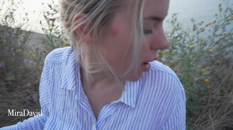 Красотки: Кинул две палки в блонду на берегу Волги