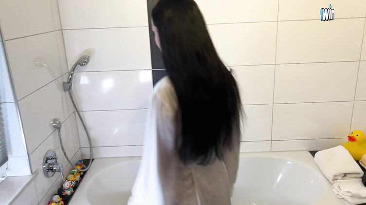 Пасынок онанист кончает на сиськи мачехи во время ее мастурбации в ванне