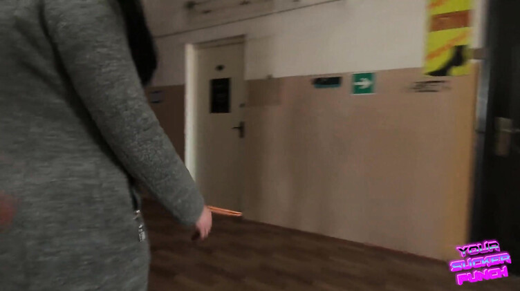 Любительское порно: Квадроберша в маске строчит минет в подъезде