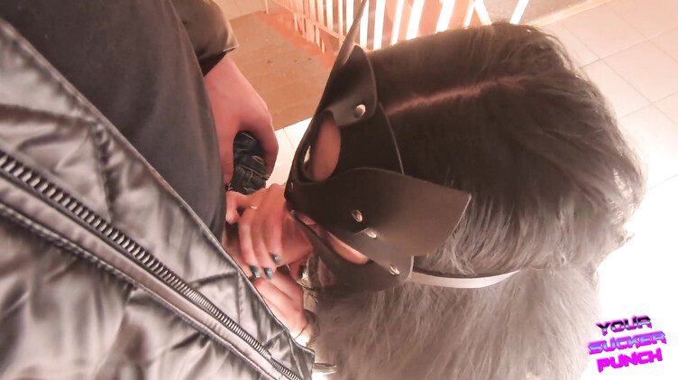 Квадроберша в маске строчит минет в подъезде