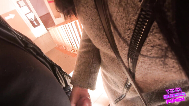 Минет: Квадроберша в маске строчит минет в подъезде