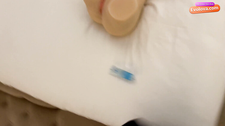 Милфы: Мачеха застукала пасынка трахающего секс куклу и отдалась ему в отеле