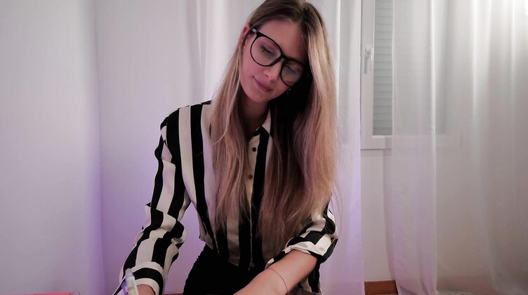 Русская психолог в чулках показывает мастер-класс по подготовке к первому аналу