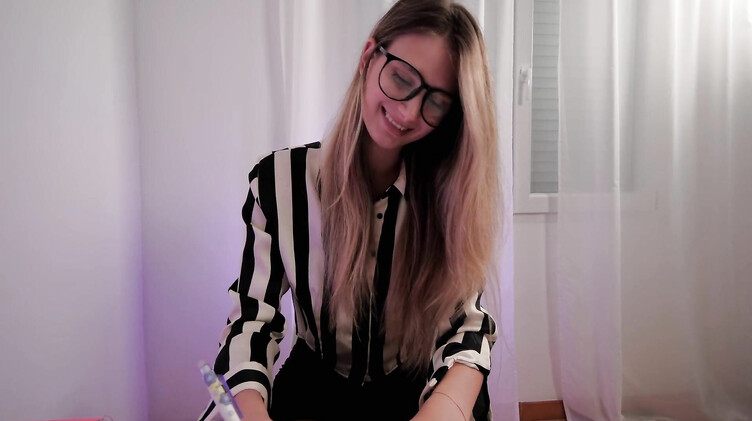 В чулках: Русская психолог в чулках показывает мастер-класс по подготовке к первому аналу