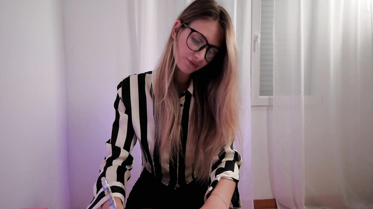 Русское порно: Русская психолог в чулках показывает мастер-класс по подготовке к первому аналу