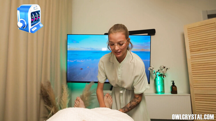 Клиент с большим членом трахнул замужнюю массажистку на спортивном массаже ног