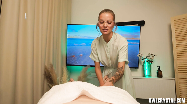 Клиент с большим членом трахнул замужнюю массажистку на спортивном массаже ног