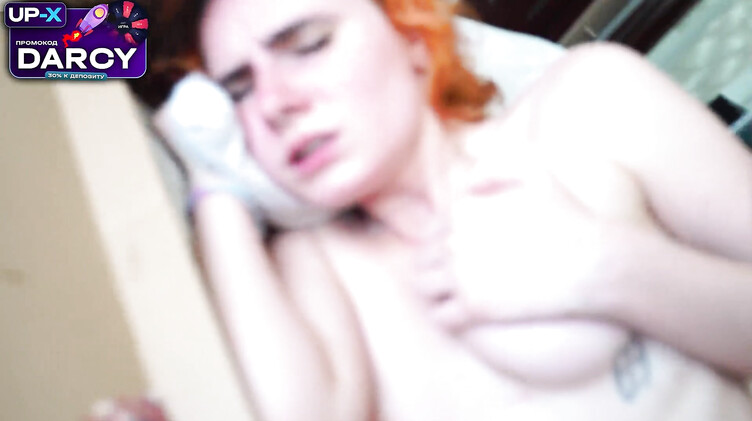 HD порно: Доставщик пиццы отодрал рыжую клиентку, поманив ее крепким хуем в коробке