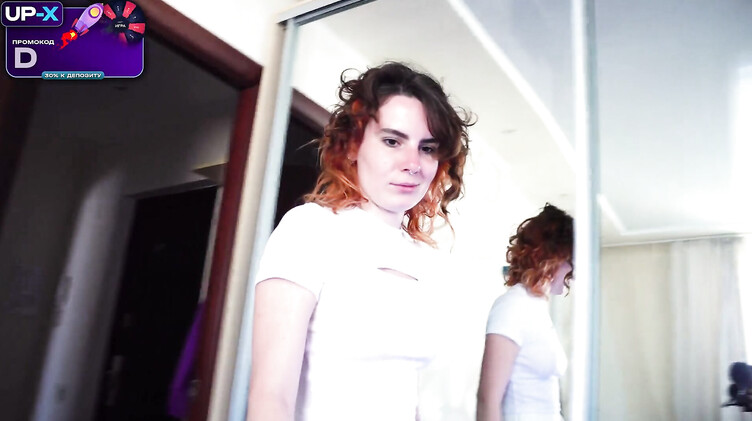 Русское порно: Доставщик пиццы отодрал рыжую клиентку, поманив ее крепким хуем в коробке