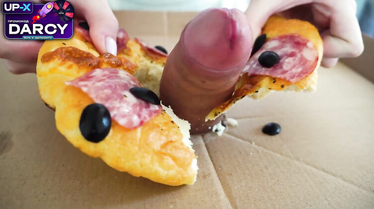 Рыжие: Доставщик пиццы отодрал рыжую клиентку, поманив ее крепким хуем в коробке